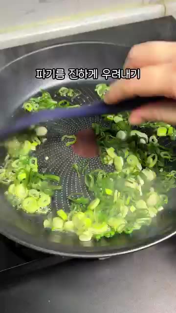 새우를 넣고 볶다가 익으면 팬 한쪽으로 밀어둔다. — 역대급 새우계란볶음밥 레시피