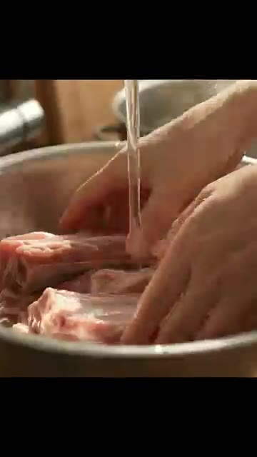 돼지갈비 1kg을 깨끗하게 씻어 잡내를 제거합니다. — 밥솥 돼지갈비찜 레시피｜돼지갈비찜 밥솥으로 이렇게 부드럽게! 🍖