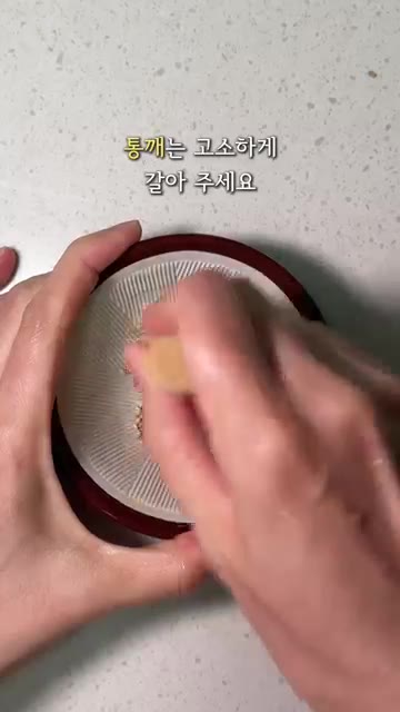 쯔유 1.5큰술, 레몬즙 1큰술, 참기름 1큰술을 섞어 소스를 만든… — 두부 오이 참치 비빔밥 만들기 간단한 다이어트 요리