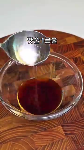 간장 1큰술, 레몬즙 1큰술, 청양고추 1개를 넣어 소스를 완성합니다. — 언니네 산지직송 정상훈 감자채전 🥔 바삭한 감자전 레시피