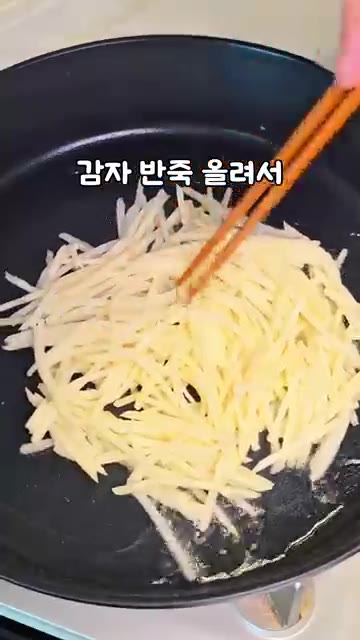 팬에 식용유를 넉넉히 두르고 감자 반죽을 올려 한쪽 면이 바삭하게… — 언니네 산지직송 정상훈 감자채전 🥔 바삭한 감자전 레시피