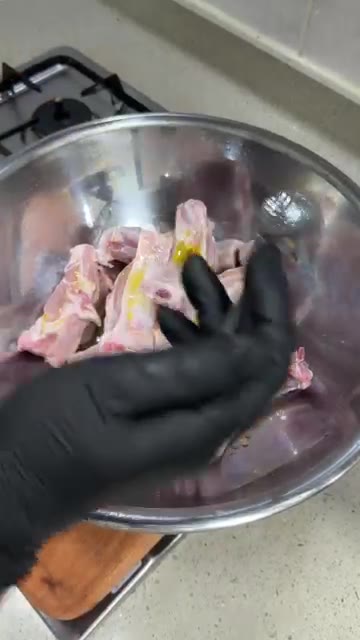 물기를 제거한 등갈비를 믹싱볼에 담고 다진 마늘 1큰술, 올리브유… — 너무 쉬운데 맛있는 초간단! “등갈비 소금구이” 요리.레시피
