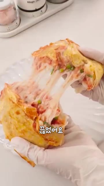 감자 한 개를 작게 썰어 전자레인지에 7분 돌린 후 포크로 으깬다. — 피자 배달 끊게 한 감자요리🥔