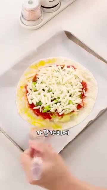 또띠아 위에 으깬 감자를 펴 바르고 토마토소스, 송송 썬 대파, 피… — 피자 배달 끊게 한 감자요리🥔