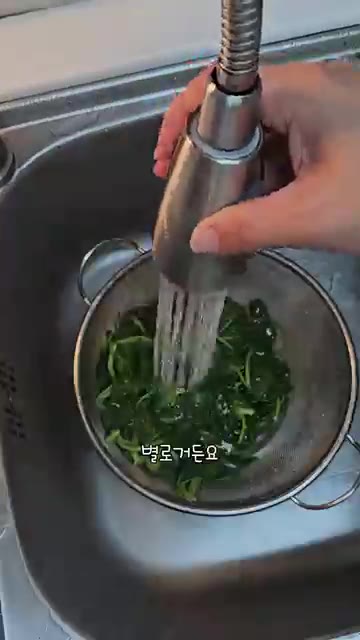 데친 시금치를 찬물에 헹궈 물기를 꼭 짜줍니다. — 시금치나물 무치는법 시금치 데치는 시간!
