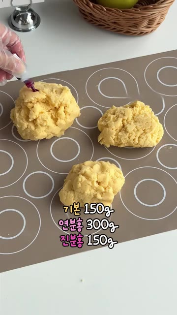 체 친 박력분을 넣고 가루가 보이지 않을 때까지 섞어 반죽을 완성합니다. — 체크 하트, 키티 쿠키 만들기