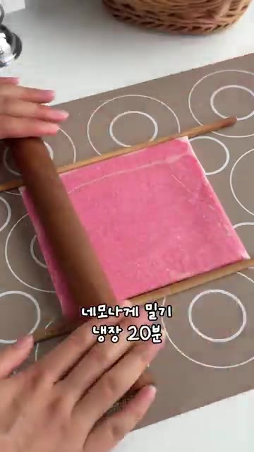 반죽을 기본색, 연분홍, 진분홍 세 가지로 나누어 색을 입힙니다. — 체크 하트, 키티 쿠키 만들기