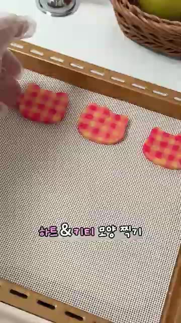 하트와 키티 모양 커터로 쿠키를 찍어냅니다. — 체크 하트, 키티 쿠키 만들기