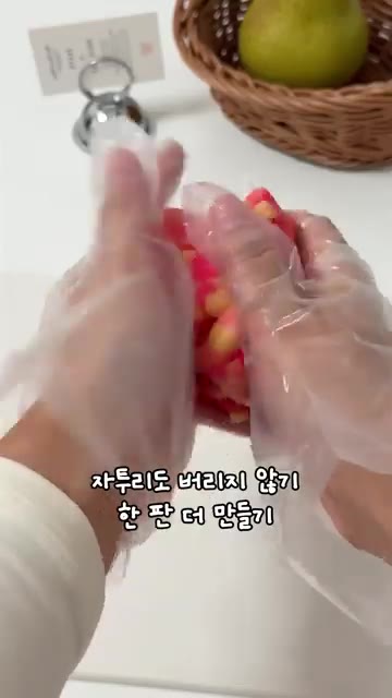 155℃로 예열된 오븐에 넣고 16~18분간 구워줍니다. — 체크 하트, 키티 쿠키 만들기