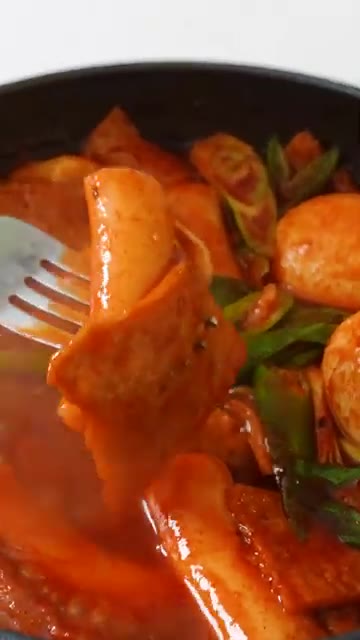 팬에 물 300ml를 붓습니다. 떡볶이 소스 1봉을 넣고 잘 풀어줍니다. — 떡볶이러버 추천! 소담만두 소담떡볶이