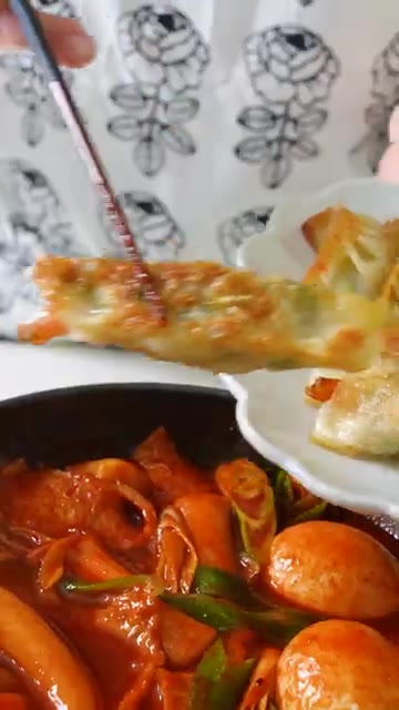 떡 1봉과 어묵 1봉을 넣습니다. — 떡볶이러버 추천! 소담만두 소담떡볶이