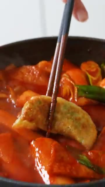 떡과 어묵이 익을 때까지 끓여줍니다. 중간중간 저어주세요. — 떡볶이러버 추천! 소담만두 소담떡볶이