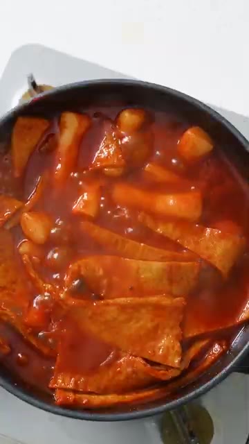 국물이 자작해지고 재료가 모두 익으면 대파를 넣고 마무리합니다. — 떡볶이러버 추천! 소담만두 소담떡볶이