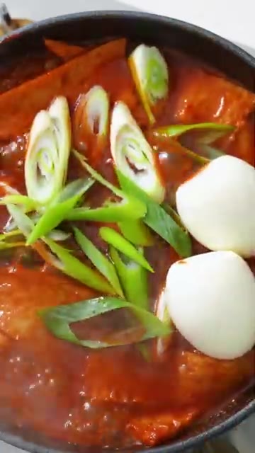 맛있게 완성된 떡볶이를 접시에 담아냅니다. — 떡볶이러버 추천! 소담만두 소담떡볶이