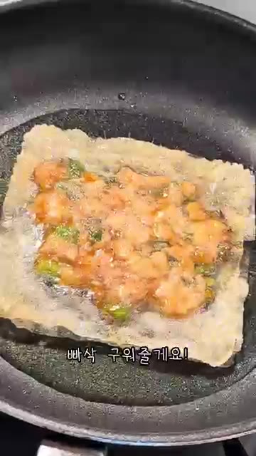 팬에 도저 아보카도 오일을 넉넉히 두르고 새우전을 올려주세요. — 10분 완성 겉바속쫀 새우전