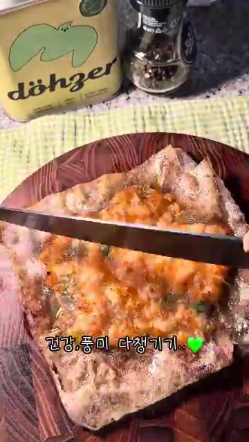 앞뒤로 노릇하게 구워주세요. — 10분 완성 겉바속쫀 새우전