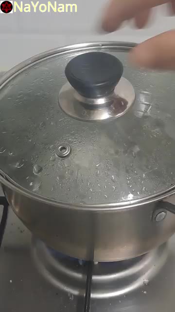 냄비에 물을 붓고 가스레인지 위에 올려 끓인다. — 간단한 라면과 반찬 요리