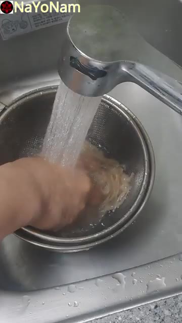 물이 끓으면 라면을 넣고 익힌다. — 간단한 라면과 반찬 요리
