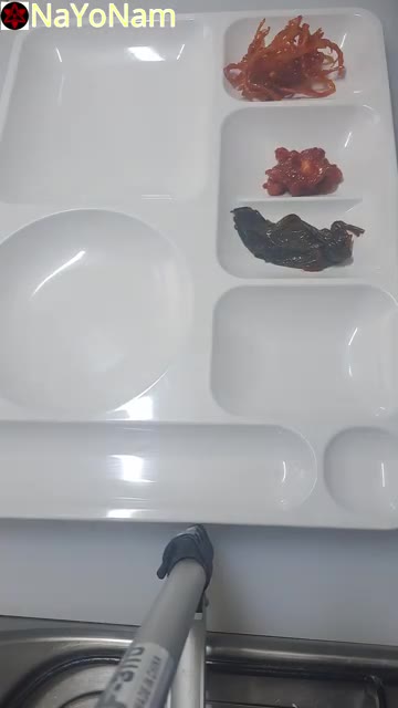 익힌 라면을 체에 밭쳐 물기를 빼고 찬물에 헹군다. — 간단한 라면과 반찬 요리