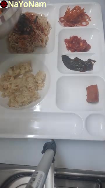 빈 접시에 밥을 담고, 다른 칸에는 김치, 멸치볶음, 어묵볶음, 장… — 간단한 라면과 반찬 요리