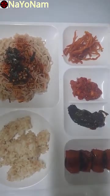 물기를 뺀 라면을 접시에 담고 양념을 뿌려준다. — 간단한 라면과 반찬 요리