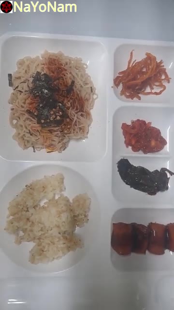 어묵볶음에 소스를 뿌려 완성한다. — 간단한 라면과 반찬 요리