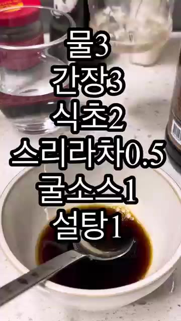 끓는 물에 에그누들을 넣고 2분간 삶아 찬물에 헹궈 물기를 빼고 잠… — 홍콩식 에그누들 볶음면