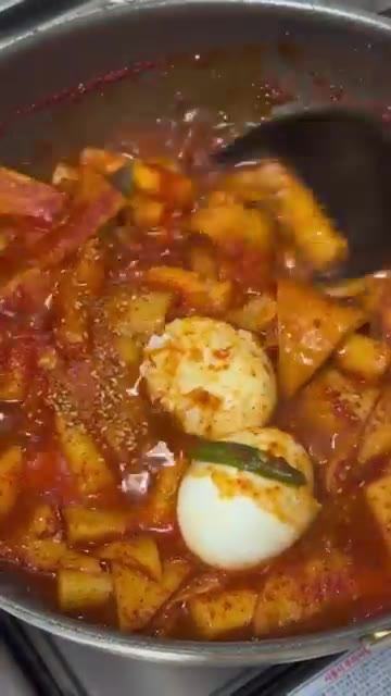 마지막으로 깨를 뿌리고 삶은 달걀을 곁들여 류수영 떡볶이를 완성합니다. — 류수영 떡볶이 레시피: 매콤달콤 감칠맛 국물 떡볶이