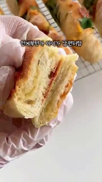 도우에 시금치, 토마토, 치즈, 소세지를 듬뿍 넣고 반죽을 구워줍니다. — 맘카페에서 난리난 편식 종결 레시피
