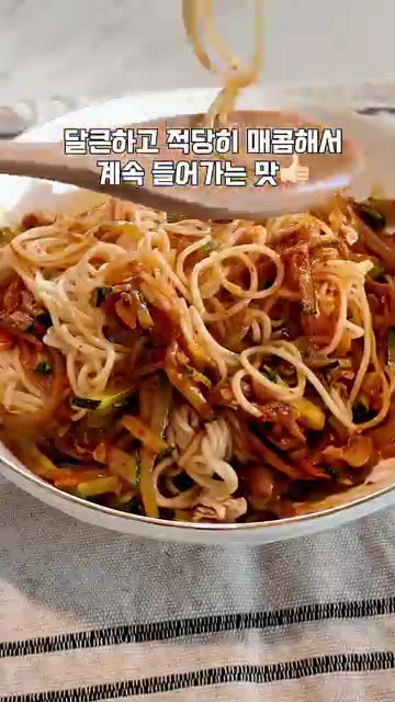 계란 프라이를 올리고 참깨를 뿌려 완성합니다. — 요즘 제철인 둥근호박! 이렇게 먹어보세요🍜 매콤한 둥근호박국수