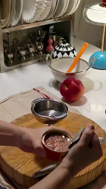 참치캔의 기름을 빼고 체에 담아 준비한다. — 5분 만에 네 식구 가을 캠핑 아침 준비
