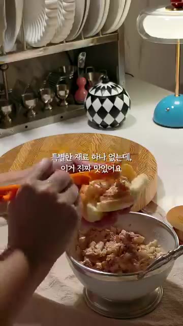 빵을 반으로 갈라 준비한 속 재료를 채워 넣는다. — 5분 만에 네 식구 가을 캠핑 아침 준비