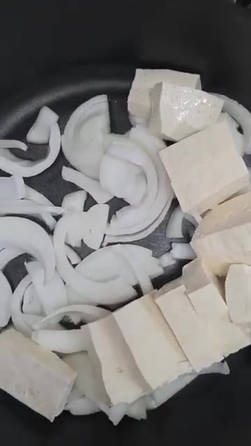 양파 1개를 두껍게 채 썰어 냄비 바닥에 깔아줍니다. — 매콤참치두부조림