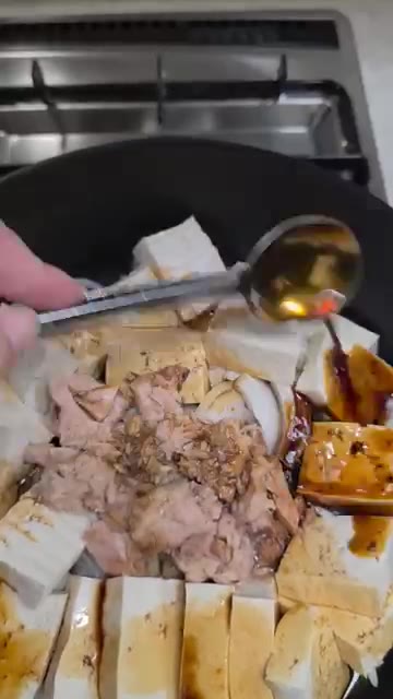 비워진 냄비 가운데에 참치캔 1개를 부어줍니다. — 매콤참치두부조림