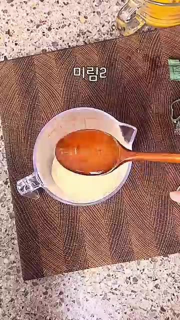 달걀은 대충 풀고, 양파는 채 썰고 대파는 송송 썰어 준비한다. 설… — 원팬으로 초간단❗️오야꼬동 만들기