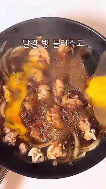 풀어둔 달걀물을 빙 둘러 넣고 대파를 올린다. 뚜껑을 덮고 달걀이… — 원팬으로 초간단❗️오야꼬동 만들기