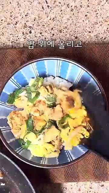 밥 위에 완성된 오야꼬동을 듬뿍 올리고 소스를 약간 끼얹은 후 깨를… — 원팬으로 초간단❗️오야꼬동 만들기