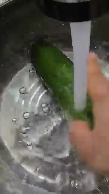 오이를 깨끗하게 씻어 줍니다. — 주말 다이어트 건강 간식 에그마요 오이초밥