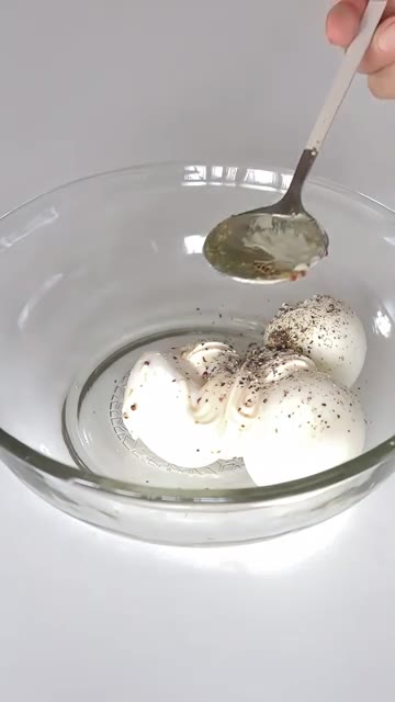 삶은 계란 껍질을 벗겨줍니다. — 주말 다이어트 건강 간식 에그마요 오이초밥