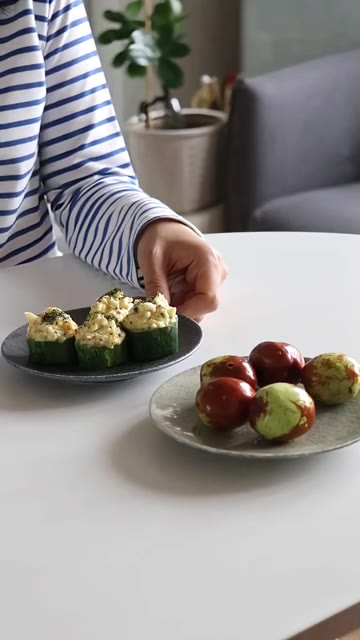 마지막으로 파슬리 가루와 고춧가루를 뿌려 완성합니다. — 주말 다이어트 건강 간식 에그마요 오이초밥
