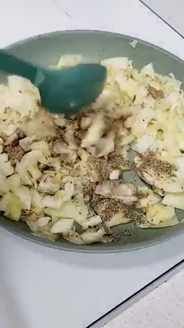 마지막으로 들깨가루 2스푼을 넣고 볶아줍니다. 맛있게 드세요! — 공복에 먹어도 속 편안한 양배추볶음