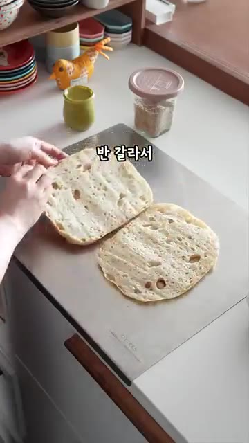 빵을 반으로 가른 뒤, 한쪽 면에 피스타치오 버터를 듬뿍 바른다. — 조립하면 끝🥪 꿀조합 샌드위치 레시피