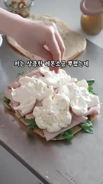 루꼴라, 모르타델라 햄, 부라타 치즈를 올리고 소금과 후추를 뿌린다. — 조립하면 끝🥪 꿀조합 샌드위치 레시피