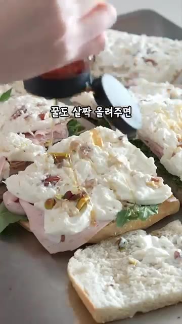 부순 견과류와 꿀을 뿌려준다. — 조립하면 끝🥪 꿀조합 샌드위치 레시피