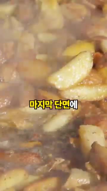 반죽을 동그랗게 펴서 모짜렐라 치즈를 넣고 감싼다. — 감자로 치즈볼을? 아이들 간식으로 최고!