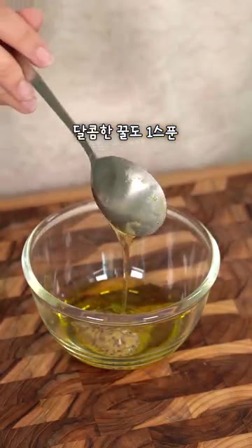 볼에 홀그레인 머스터드 1스푼, 올리브오일 4스푼, 꿀 1스푼, 레… — 양배추 채 써는 꿀팁! 새콤달콤 양배추 샐러드 레시피