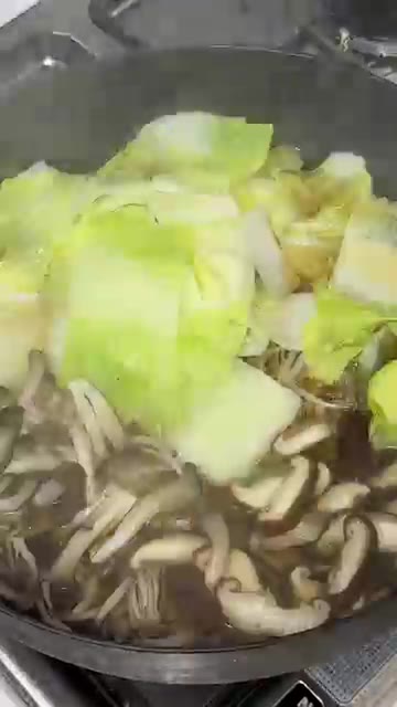 애호박을 썰어 넣어주세요. — 10분 완성! 쯔유로 만드는 초간단 스키야키 레시피