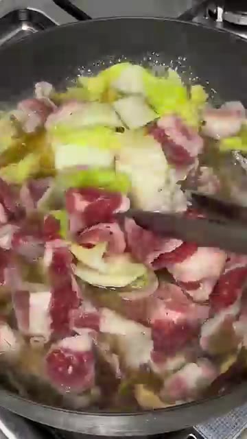 혼쯔유 100ml와 물 700ml를 부어주세요. — 10분 완성! 쯔유로 만드는 초간단 스키야키 레시피
