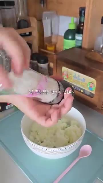 썰어둔 오이를 넣고 소금과 참기름을 뿌린다. — 홍진경 오이김밥 만들기