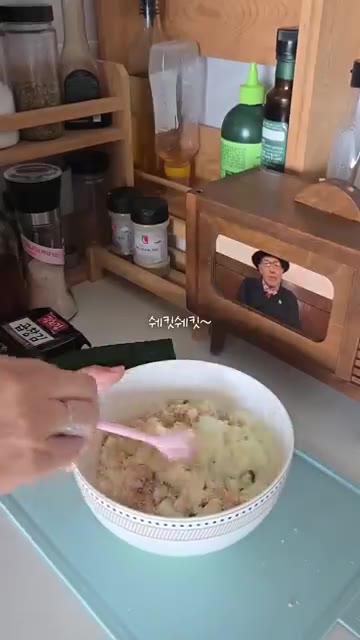 갈아둔 깨를 그릇에 넣고 섞어준다. — 홍진경 오이김밥 만들기